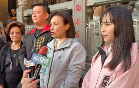邱議瑩(右二)呼籲支持者接下來一週，務必晚上留在家中接聽民調電話。 圖：邱議瑩辦公室/提供