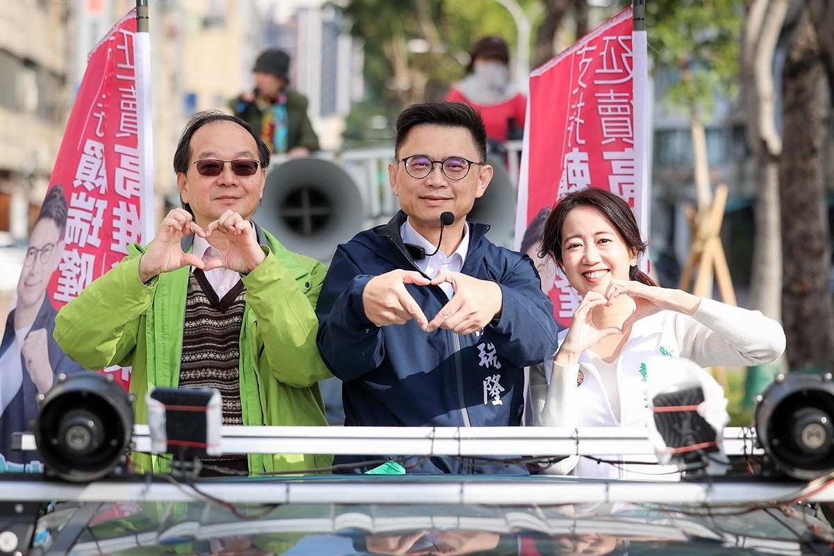 賴瑞隆(中)由王瑞德(左)、戴瑋姍(右)陪同在鳳山啟動第一波大車掃， 圖：賴瑞隆辦公室/提供