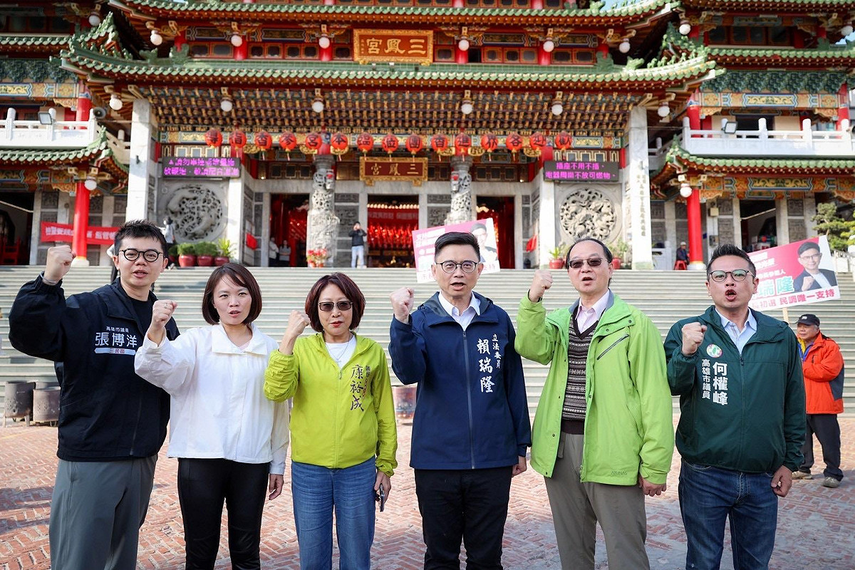 賴瑞隆(右三)由王瑞德(右二)、康裕成(左三)等陪同，前往三鳳宮參拜。 圖：賴瑞隆辦公室/提供