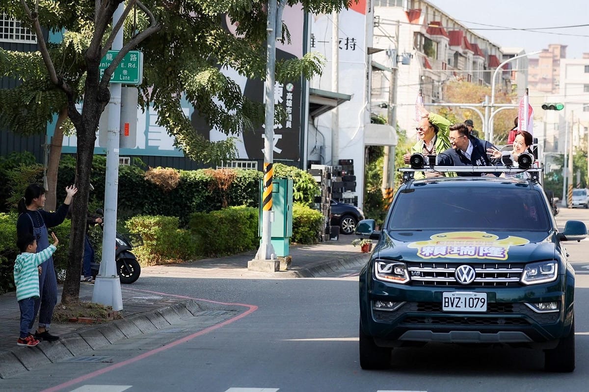 賴瑞隆車掃與民眾相互熱情揮手致意。 圖：賴瑞隆辦公室/提供
