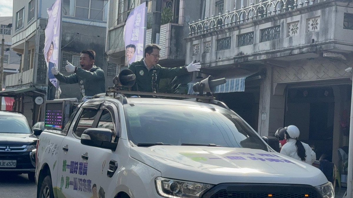 許智傑(左)由邱志偉(右)陪同在大岡山地區展開衝刺行程。 圖：許智傑辦公室/提供