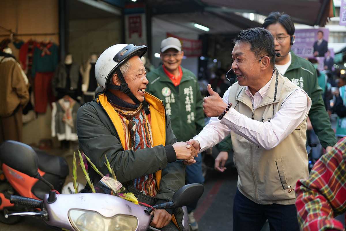 許智傑(右)走訪菜市場，與採買民眾近距離互動，受到鄉親熱情回應。 圖：許智傑辦公室/提供
