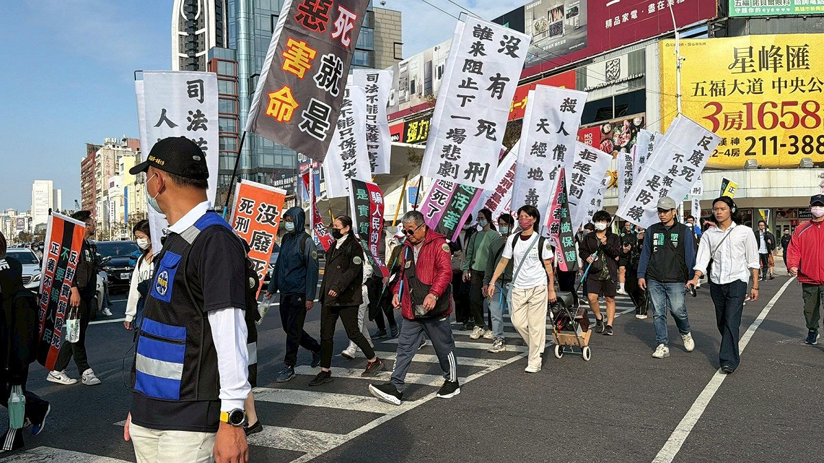 近百位民眾沿高雄市五福路、河東路、中正路、中華路、民生路、林森路遊行高呼「殺人償命，天經地義」口號。 圖：中華公益事務發展協會/提供