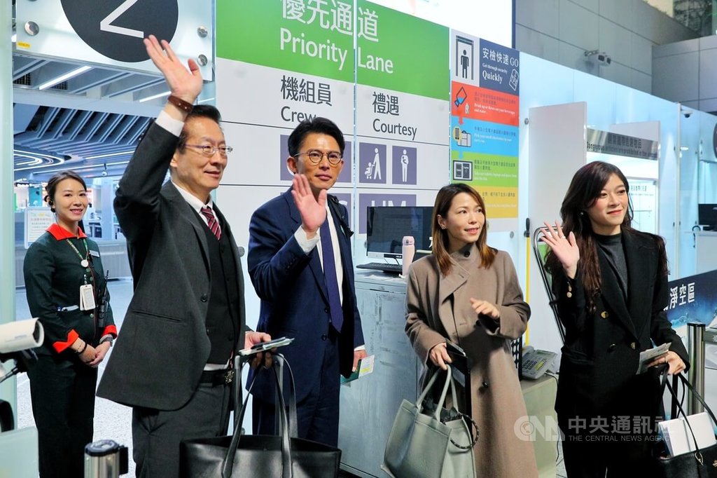 台灣民眾黨主席黃國昌（右3）11日晚間率團赴美國首府華盛頓，他表示，這次到華府進行的拜訪行程非常緊湊，預估在華府時間12日清晨落地，隨即進行一整天政府部門的拜會，12日下午結束後，晚上就會直接從華盛頓搭機返台，預計在14日清晨返抵國門。 圖：中央社提供