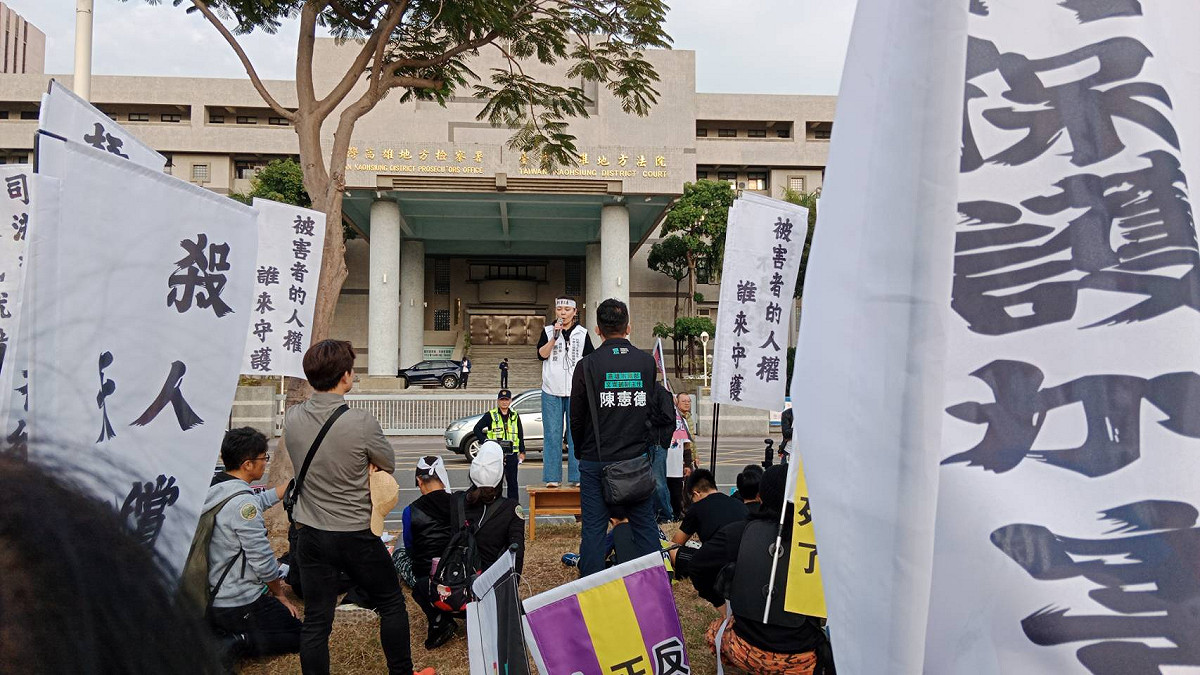 遊行民眾在高雄地方法院前靜坐。 圖：孫家銘攝