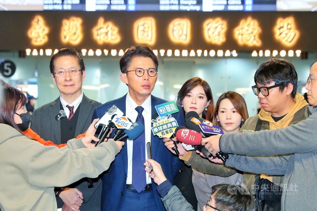 台灣民眾黨主席黃國昌（左3）11日晚間將率團赴美國首府華盛頓，他接受媒體聯訪表示，此行最主要目的是針對國人關心的軍購及高關稅議題，希望從美方得到直接可信賴資訊，預計14日返台。 圖：中央社提供