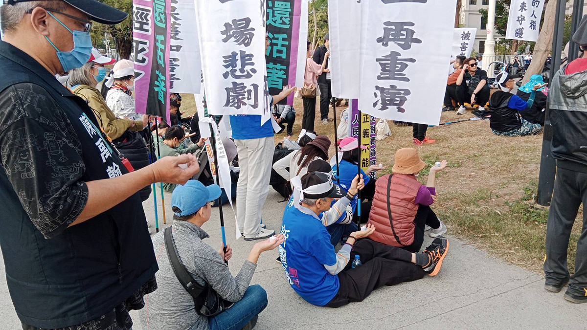 民眾手持蠟燭為刑事案件受害人及已死的司法默哀一分鐘。 圖：孫家銘攝