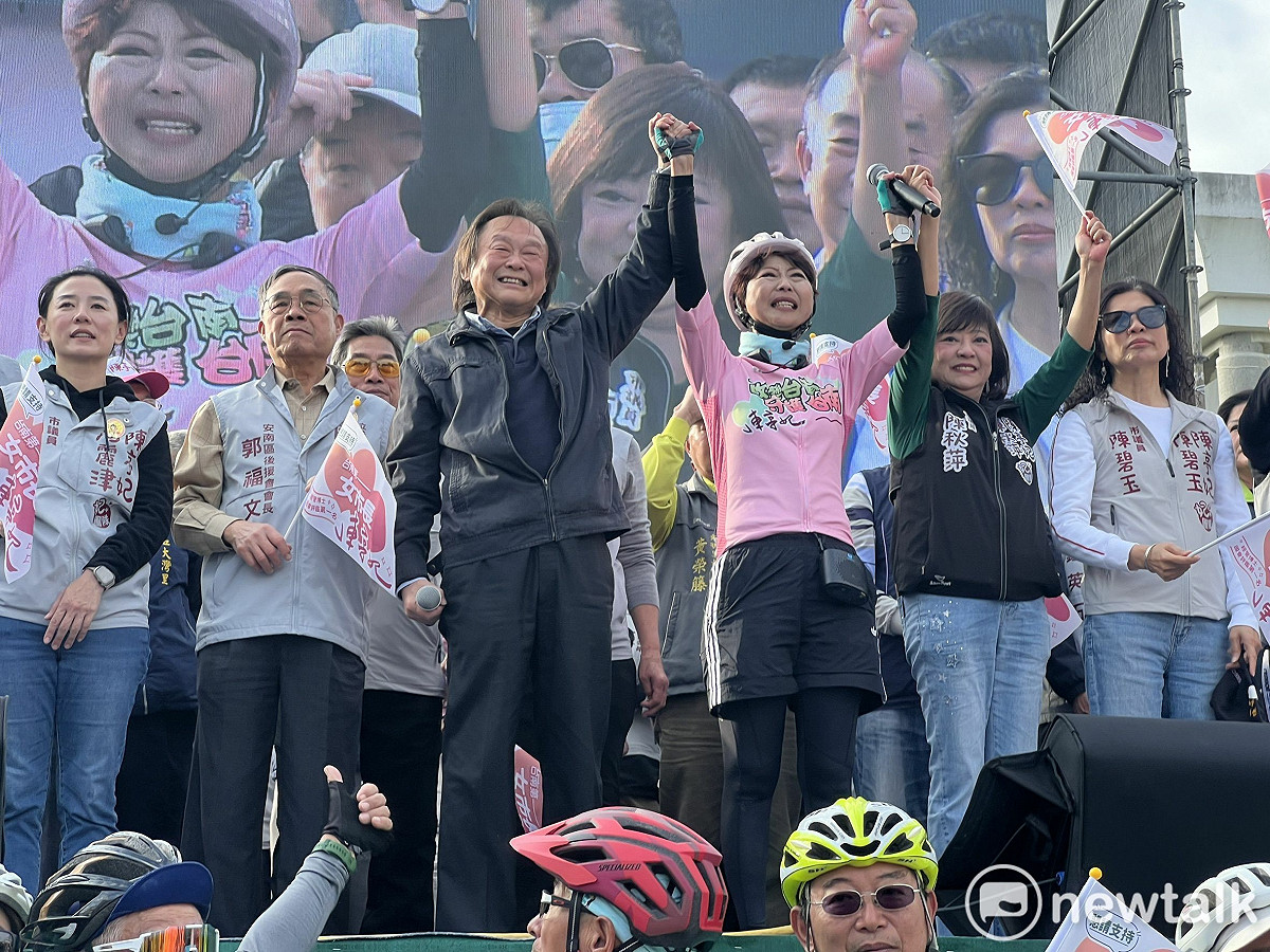 立委陳亭妃今日完成「女力市長・鐵馬精神」行動，鐵馬行經37區抵達台南市政府，全程超過500公里的路程，並在市府前舉辦首場造勢活動，逾3萬名支持者熱情迎接，立委王世堅也特地南下站台、壓軸獻唱掀起最高潮。 圖：陳亭妃服務處提供