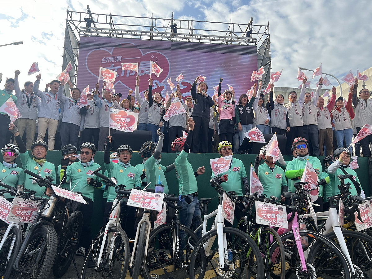 立委陳亭妃今日完成「女力市長・鐵馬精神」行動，鐵馬行經37區抵達台南市政府，全程超過500公里的路程，並在市府前舉辦首場造勢活動，逾3萬名支持者熱情迎接，立委王世堅也特地南下站台、壓軸獻唱掀起最高潮。 圖：陳亭妃服務處提供