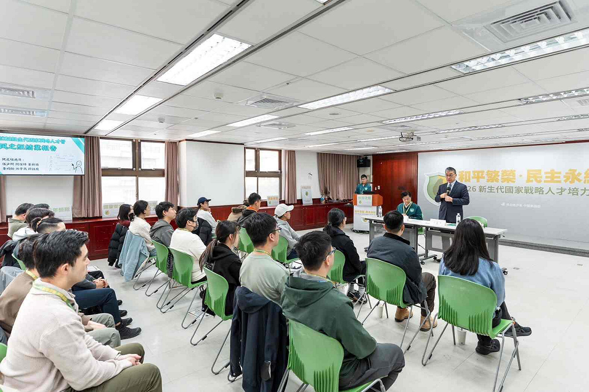 培力營學員專注聆聽課程與結業分享，透過密集訓練與實務演練，逐步建立兩岸、國際與國家安全相關的系統性思考與決策能力。 圖:民進黨提供