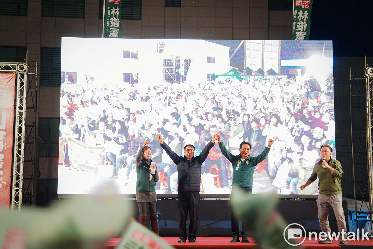 在初選倒數的黃金時刻，黨內外重量級人士都齊聚永康站台表達支持。包括台南市長黃偉哲等人都到場聲援，現場氣氛凝聚，充分展現林俊憲在黨內與地方的整合實力與團結氣勢。黃偉哲指出，林俊憲長期深耕地方、一步一腳印，對市政的投入與承擔，大家都看得見。台南要持續進步，需要的是一位熟悉地方、也能接下重責大任的最佳接棒者；他也呼籲鄉親在關鍵時刻集中支持林俊憲，在家中顧電話，讓台南的發展穩定延續。 圖：林俊憲服務處提供