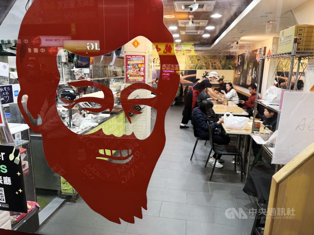 鬍鬚張股份有限公司11日表示，12日起小碗飄香滷肉飯漲新台幣5元，魯肉飯便當漲4元、唐山里肌豬排便當漲5元、香酥雞腿便當漲5元、雞肉飯便當漲4元、懷舊魯肉飯漲5元、老皮嫩肉漲2元，平均漲幅3.8％，其他產品維持原價。 圖:中央社提供