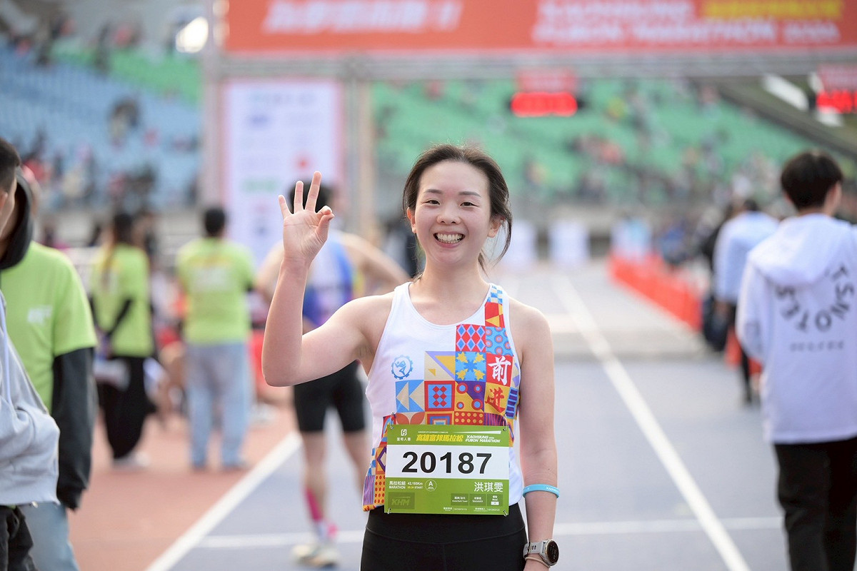國內全馬女子組由洪琪雯拿下第一名。 圖：高雄市運發局/提供