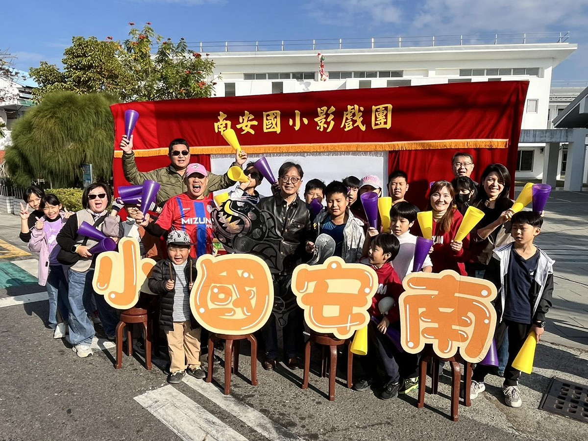 彌陀區南安國小影劇團為跑者加油。 圖：高雄市運發局/提供