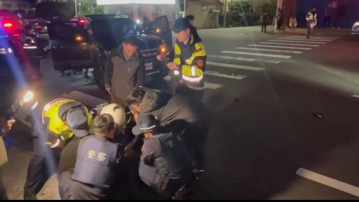 新北翁姓男子持雙刀攔車隨機揮砍，遭警方壓制逮捕。 圖：翻攝畫面
