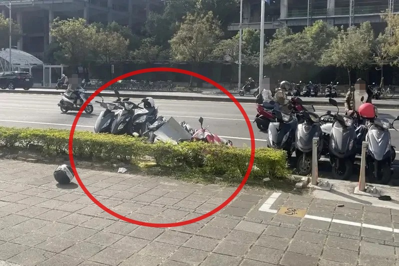 高雄富邦凹子底開發案工地，昨日飛出鐵板砸中下方機車。 圖：翻攝自Threads