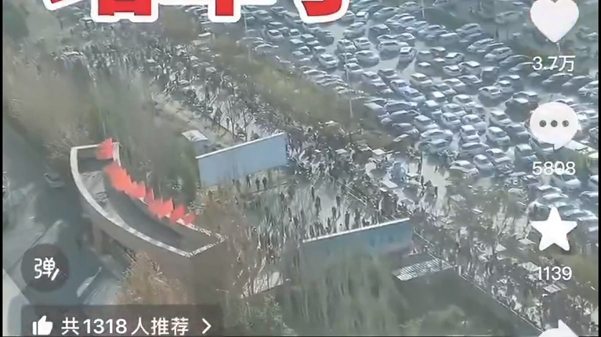大批民眾前往學校周邊，試圖追求事件相關真相，當地政府也派遣大量警力與民眾對峙。 圖：擷取自 @momoGZ0412 X 分享影片