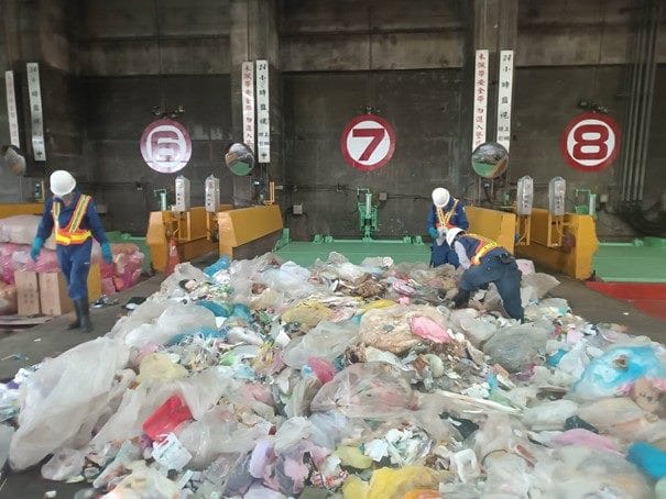環保局人員於垃圾焚化廠執行落地檢查作業。 圖：台北市環保局/提供