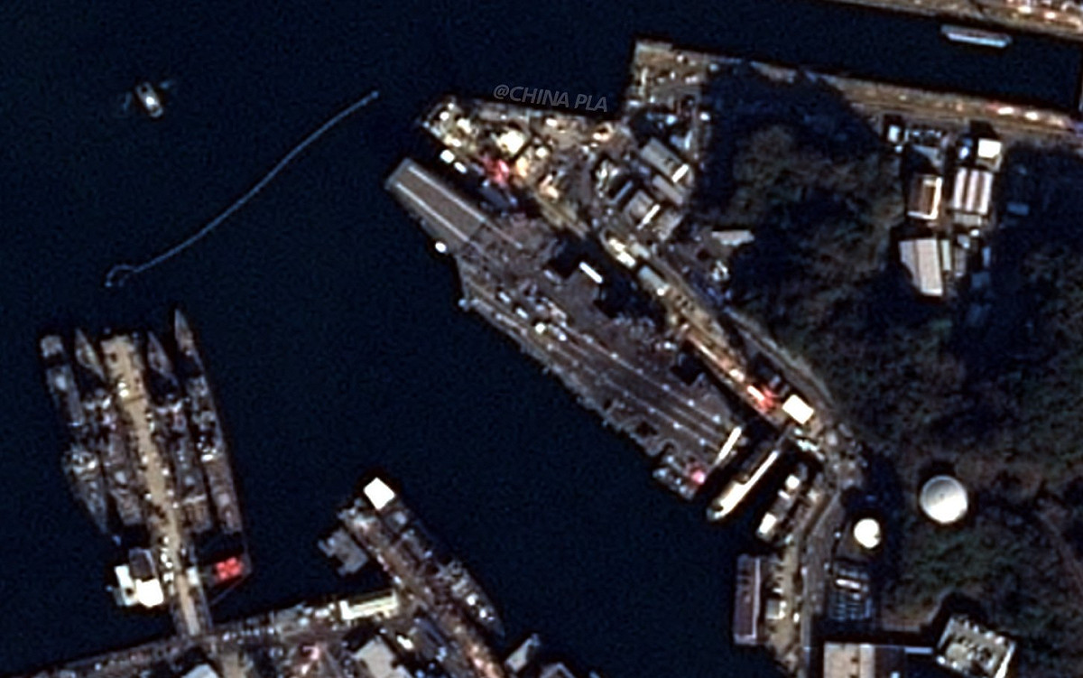 解放軍「X」帳號「CHINA PLA」發布衛星圖像，稱美國海軍「華盛頓號」航艦在日本橫須賀基地進行維護。展示中國衛星系統的即時偵察與影像處理能力，隨時掌握對手核心資產動態。 圖：翻攝「X」@CHINAPLA1