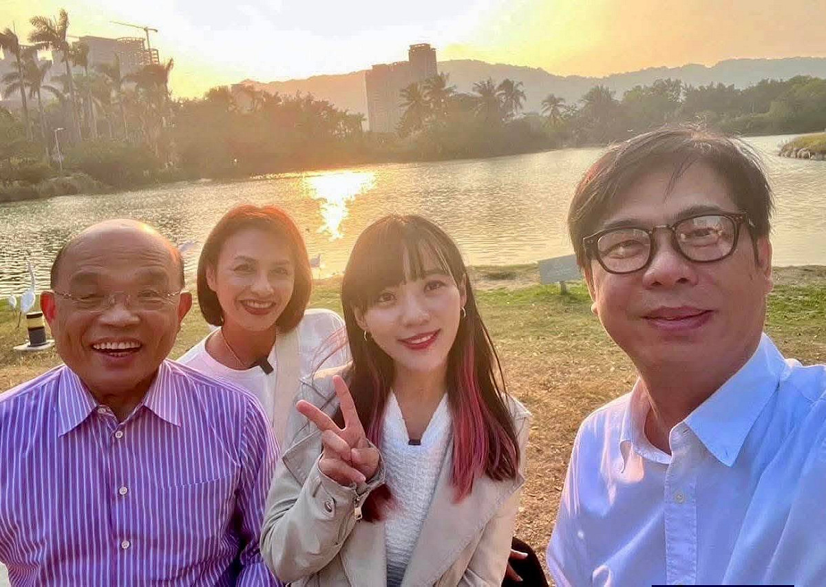 邱議瑩(左二)曬出與蘇貞昌(左一)、陳其邁(右一)、黃捷(右二)的合照。 圖：翻攝邱議瑩臉書