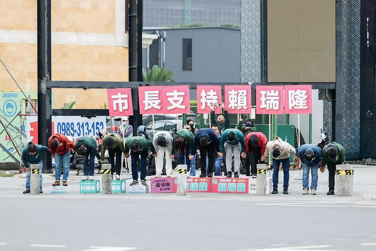 賴瑞隆與戰友展現高雄隊團結一致的氣勢。 圖：賴瑞隆辦公室/提供