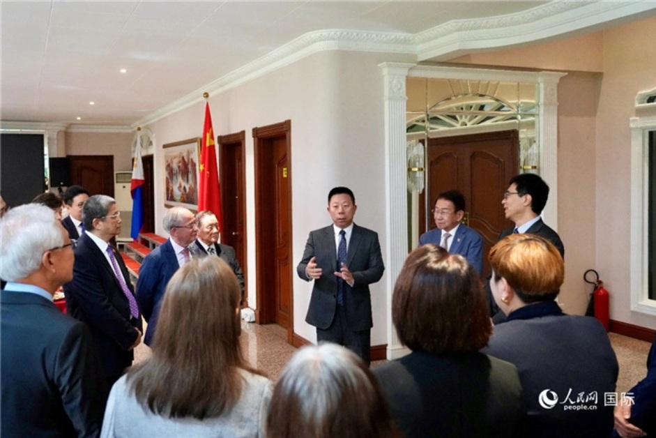 中國新任駐菲大使井泉（圖中講話帶有手勢者）在與菲國華商聚會後交談。 圖：翻攝陸網/人民網