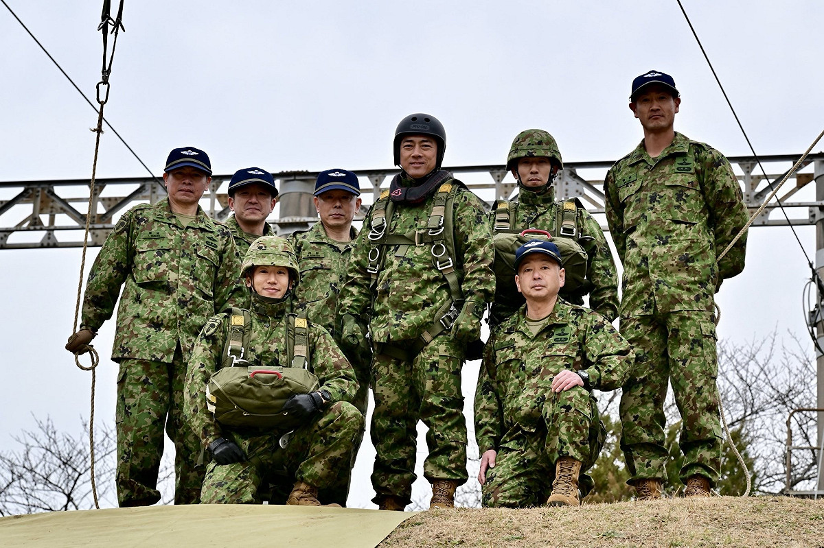 日本防衛大臣小泉進次郎（中）親自體驗11公尺高塔傘降訓練 圖：翻攝「X」@shinjirokoiz