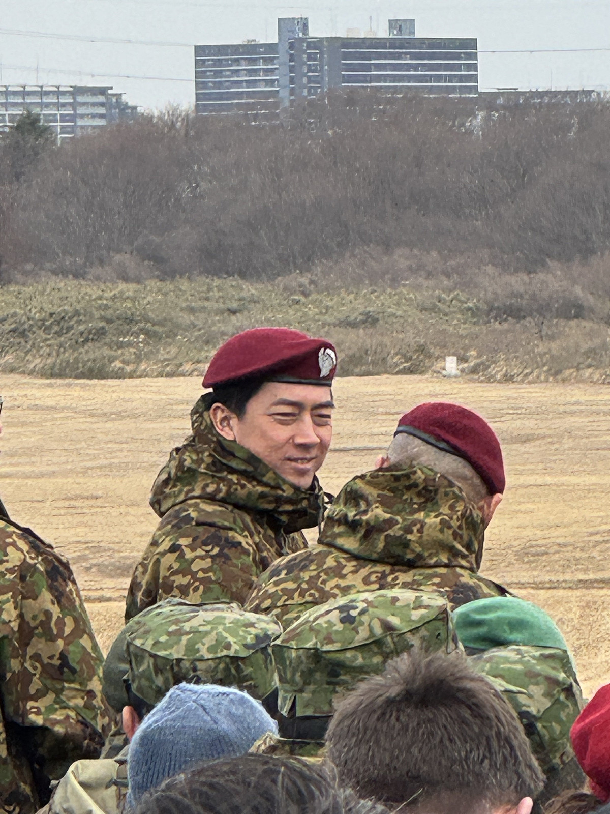 日本陸自年度空降訓練，今年多達14國參與。防衛大臣小泉進次郎與參與國官兵寒喧。 圖：翻攝「X」@koshiro_kmb