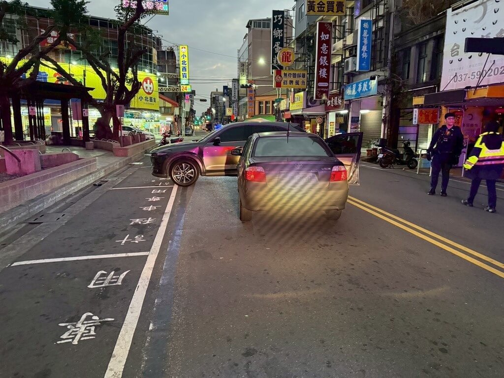 苗栗縣頭份市12日清晨發生槍擊案，疑2派人馬酒後嫌隙尋仇，其中1方下車朝對方車輛開槍，造成2人受傷，都無生命危險，全案報請檢方偵辦中。（警方提供）中央社記者管瑞平傳真　115年1月12日