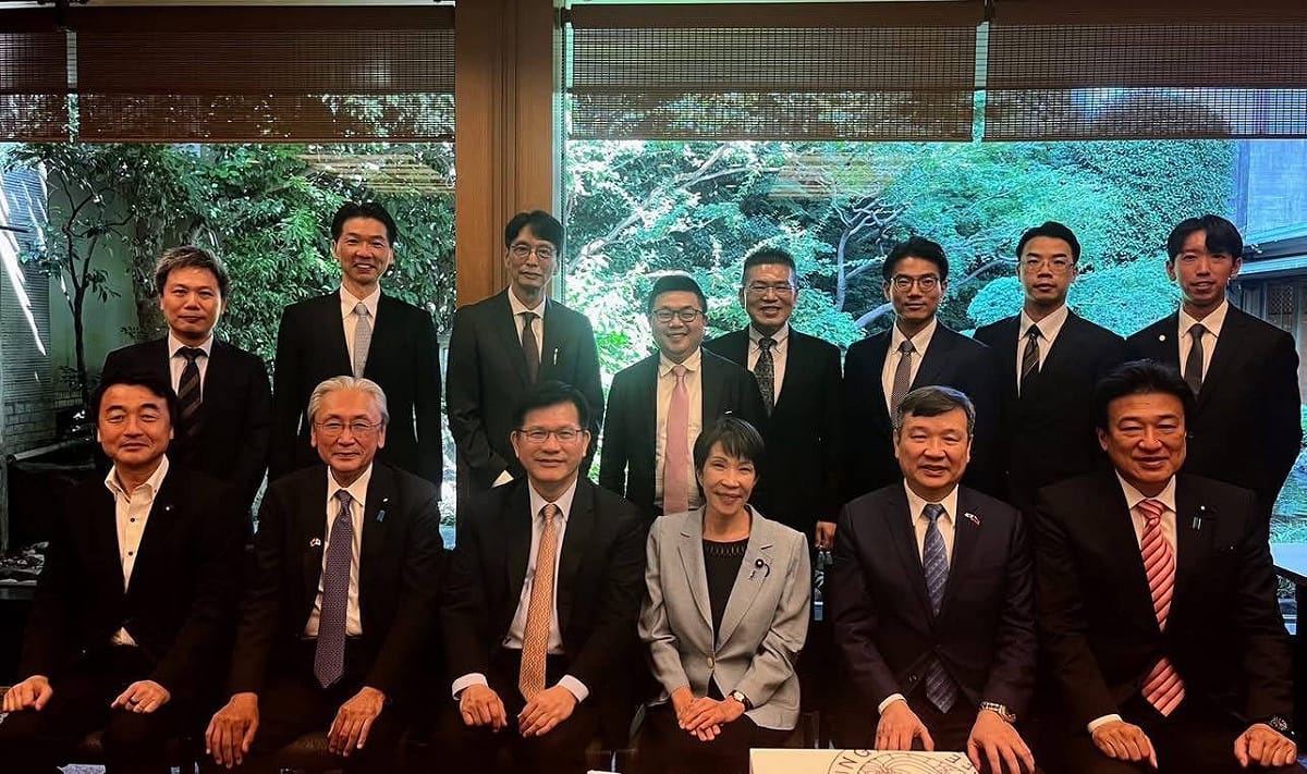 2025年7月外交部長林佳龍訪問東京時合照。前排右1為官房長官木原稔，是高市首相最信任的左右手；前排左2為日華議員懇談會會長、自民黨選舉對策委員會委員長古屋圭司。 圖：取自李逸洋臉書