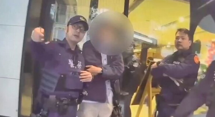 男子以手機偷拍女性裙底，遭民眾報警處理。 圖：翻攝畫面
