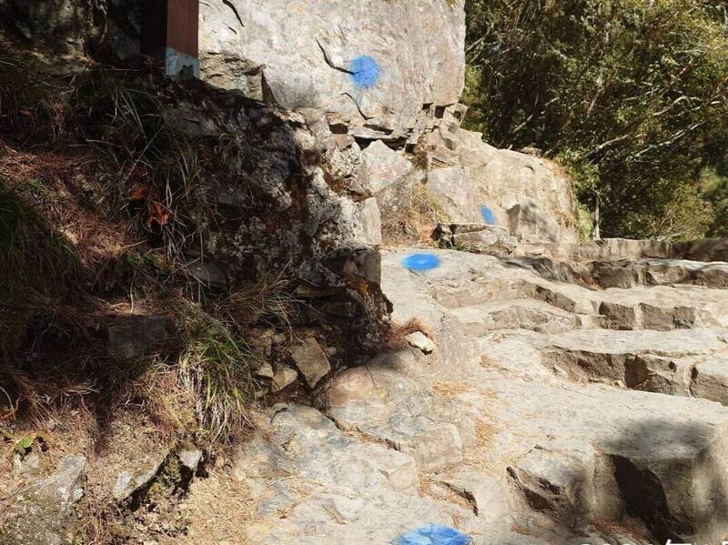 玉山前峰沿途岩石上遭人噴藍漆，嚴重破壞自然景觀。 圖：玉管處提供
