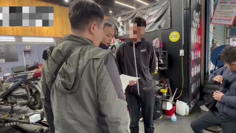 警方兵分多路，逮捕號召飆車的楊姓機車行老闆。 圖：翻攝畫面
