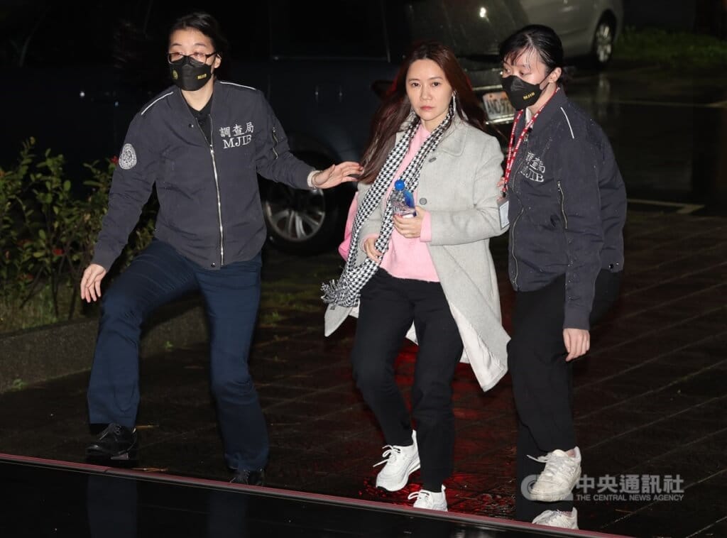 民進黨台北市議員陳怡君（中）涉詐領助理費、收賄，士林地方法院12日依貪污等罪，判處陳怡君應執行7年10月徒刑，褫奪公權5年。圖為陳怡君去年2月被移送士檢複訊。（中央社檔案照片）