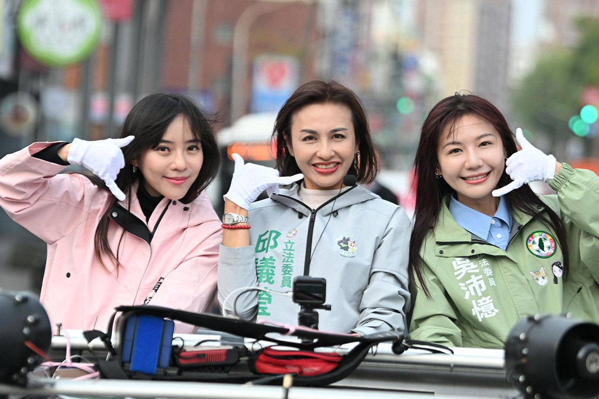 邱議瑩(中)與黃捷(左)、吳沛憶(右)合體進行車隊掃街，提醒市民市長初選電話民調將開始。 圖：邱議瑩辦公室/提供
