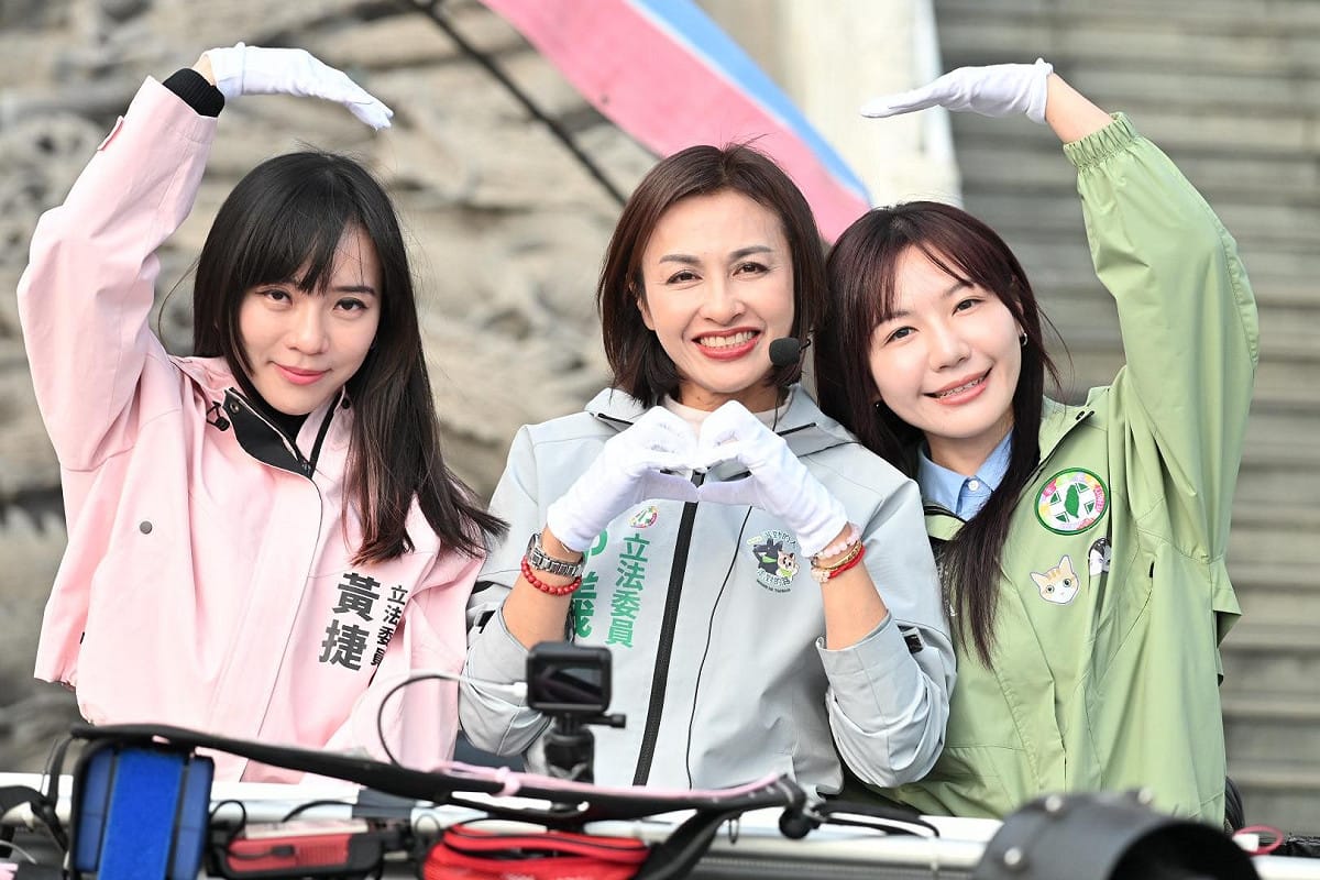 邱議瑩(中)與黃捷(左)、吳沛憶(右)三美合體車掃，成高雄街頭嬌點。 圖：邱議瑩辦公室/提供