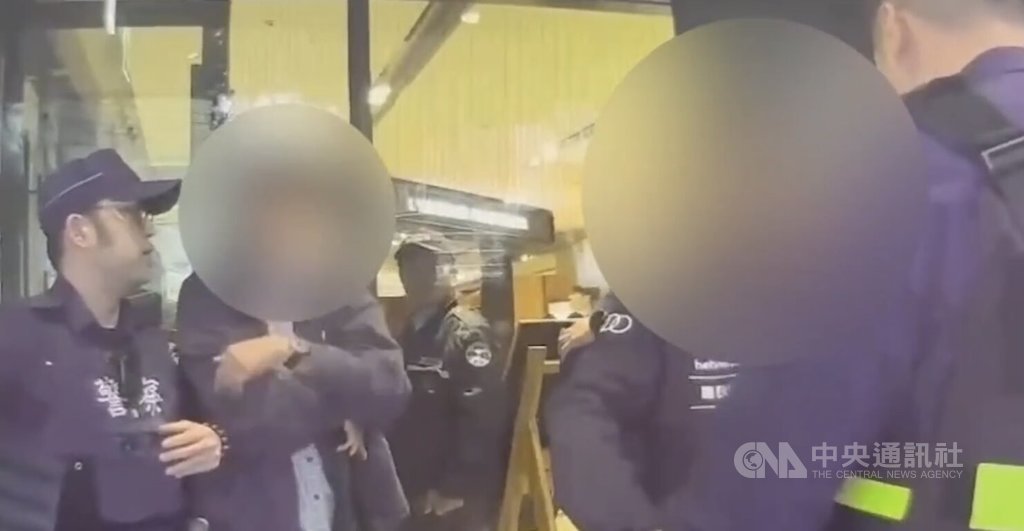 台北市警察局大同分局11日獲報，捷運中山站出口處發生偷拍事件，警方帶回犯嫌31歲杜姓男子（左2），另於其手機內還發現數名女子偷拍影像，全案依妨害性隱私現行犯逮捕並移送士林地檢署偵辦。（翻攝照片）中央社記者黃麗芸傳真　115年1月12日