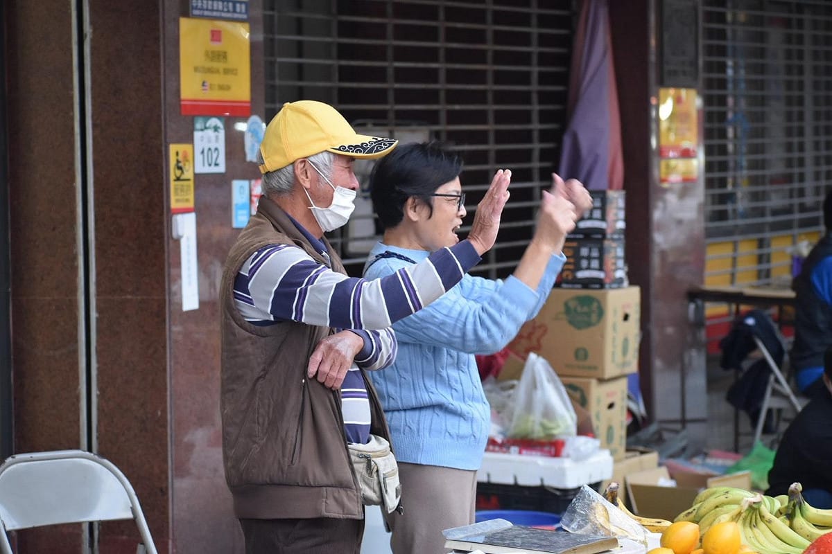 民眾向許智傑的宣傳車揮手致意。 圖：許智傑辦公室/提供