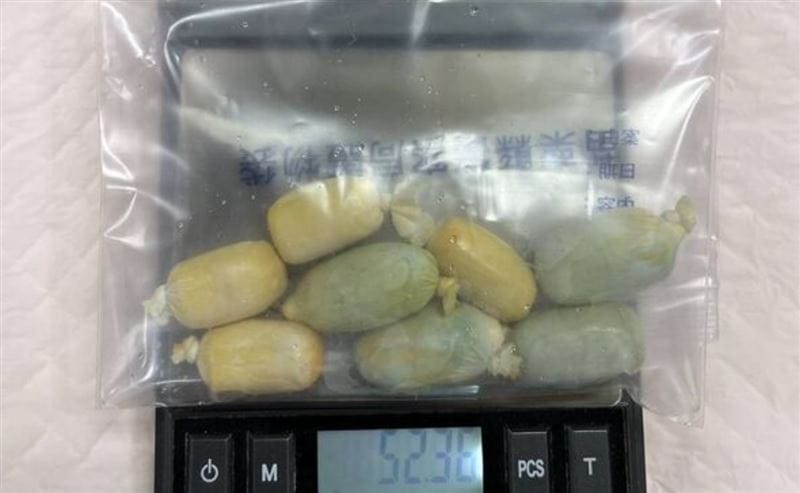 從3嫌體內排出26包、總重量達588.54公克海洛因。 圖：翻攝畫面