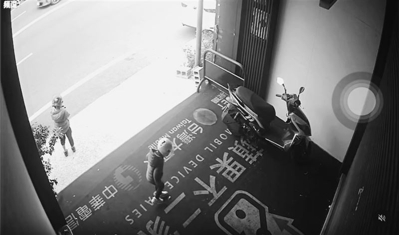 台南通訊行門前金桔被隨地丟棄踩爆，兇手竟是2名孩童。 圖：翻攝自Threads@appleteacher11