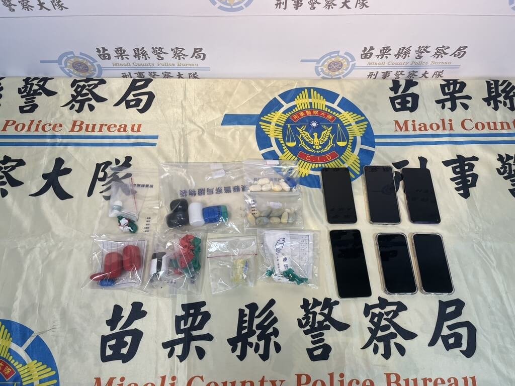 苗栗警方破獲跨境自柬埔寨運毒來台案件，蘇姓女子等3人將26包、總重588.54公克一級毒品海洛因夾藏在體內走私入境，在桃園國際機場遭攔截逮捕。苗栗地檢署12日指出，蘇嫌等3名被告經檢察官向法院聲請羈押禁見獲准，日前偵結起訴。圖為贓證物。（警方提供）中央社記者管瑞平傳真　115年1月12日