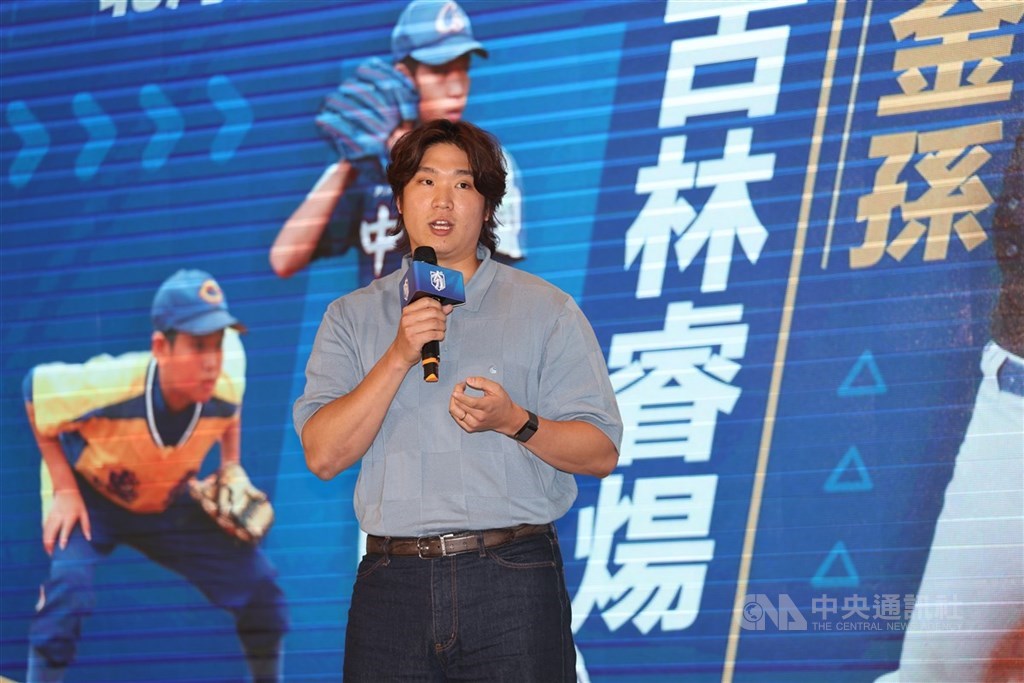 114學年度高中棒球硬式木棒組聯賽賽前記者會12日在台北舉行，日本棒職北海道日本火腿鬥士隊投手古林睿煬（圖）為參與賽事的各校球隊加油打氣。中央社記者吳家昇攝　115年1月12日