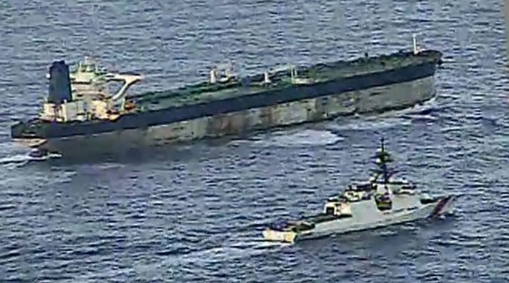 美軍7日在委內瑞拉外海扣押了一艘俄國籍油輪，並命令它駛往美國。 圖 : 翻攝自騰訊網