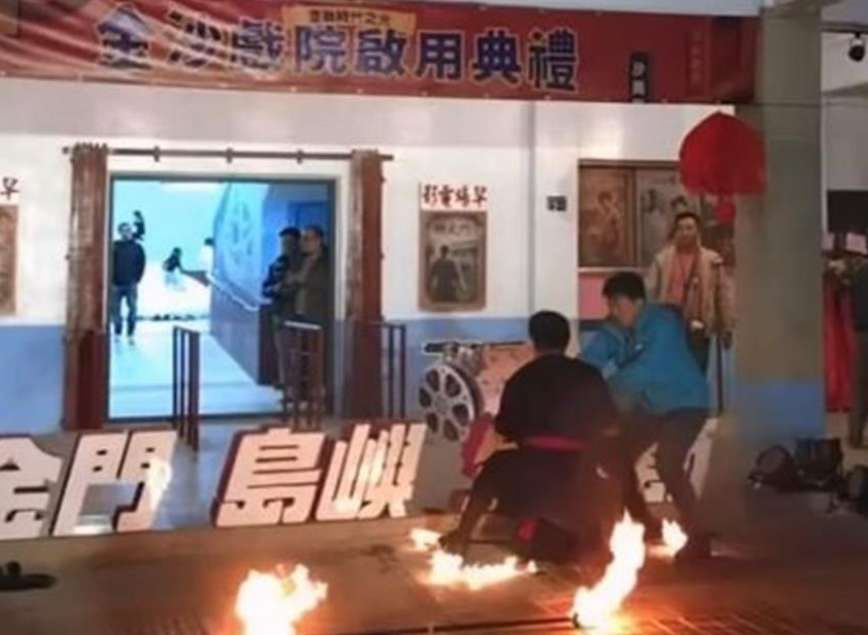 當地表演者進行特技時發生意外，遭成臉部二級燙傷。 圖：翻攝畫面