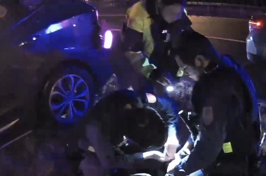 南投埔里警分局員警日前巡邏時發現一輛自小客車未開大燈、形跡可疑，但駕駛卻不願接受盤查開車逃逸，雙方飛車追逐約5公里，警方最終在國道6號上逮捕賴姓駕駛，現場起出毒品。（警方提供）中央社記者吳哲豪傳真　115年1月13日