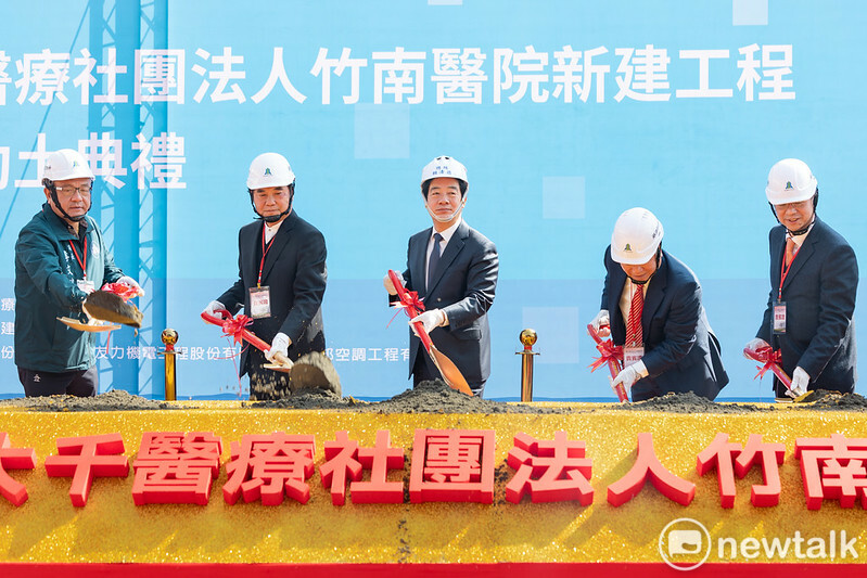 賴清德跟鍾東錦說，你都沒跟我咬耳朵。 圖：總統府提供