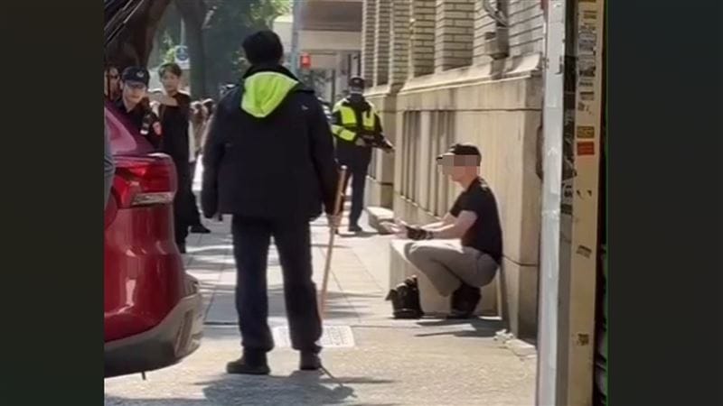 張男拿出戰術刀揮舞，警方到場一度展開對峙。 圖：翻攝畫面