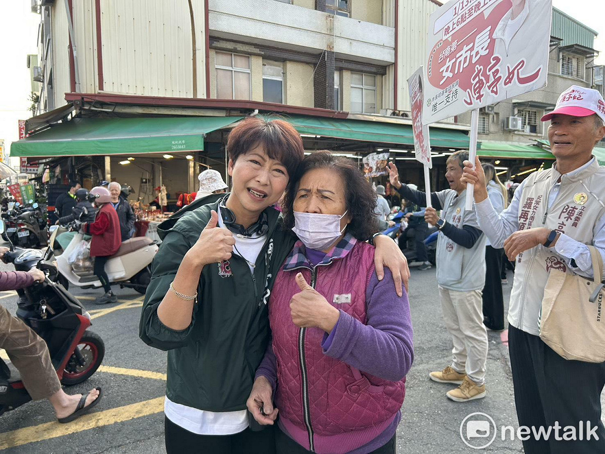 把握決戰前夕，立委陳亭妃今早偕同市議員周麗津及競選團隊，前往南區金華市場向鄉親拜票，懇請市民把握最後時刻，用一通電話、一道關鍵答案，為台南寫下歷史新頁。 圖：陳亭妃服務處提供