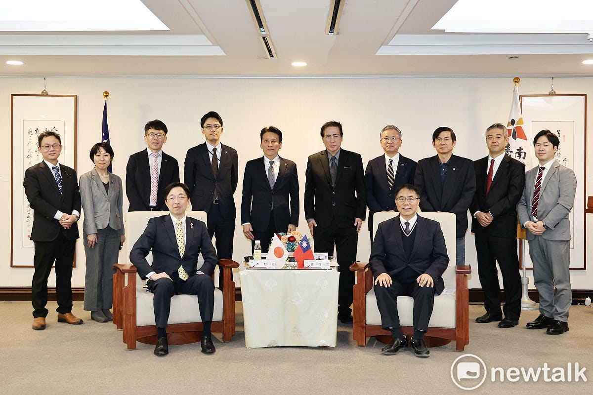 日本熊本縣知事木村敬一行人今日蒞府拜會台南市長黃偉哲，新聞及國際關係處處長蘇恩恩、觀光旅遊局局長林國華陪同出席。 圖：台南市政府提供
