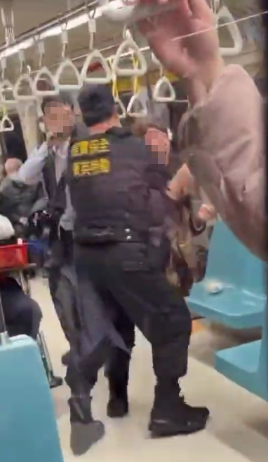 北捷一名女子失控咆哮，遭保全環抱壓制回座位。 圖：翻攝畫面